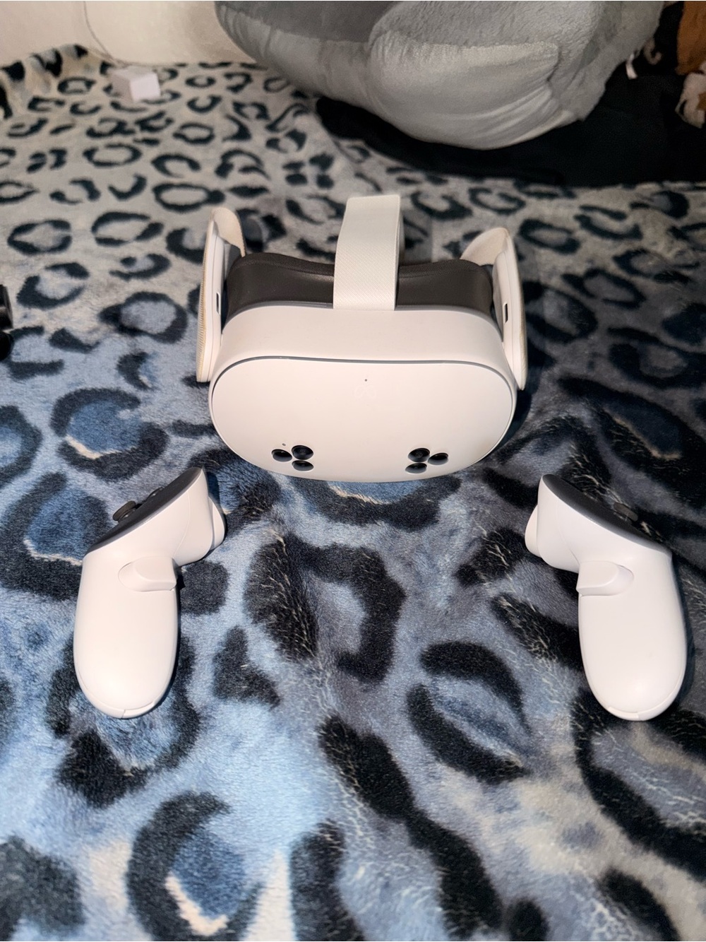Oculus White VR Headset with White Controllers
